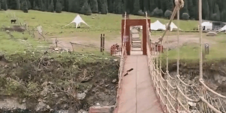 Çin'de asma köprünün halatı koptu: 5 ölü, 24 yaralı