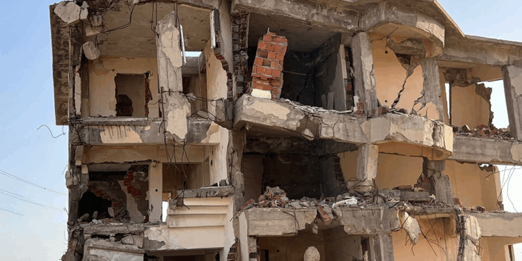 Çökme riski bulunan 3 katlı bina, mahalleliyi tedirgin ediyor