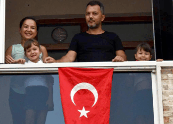 Çöpten çıkardıkları bayrağı temizleyip evlerinin balkonuna astılar