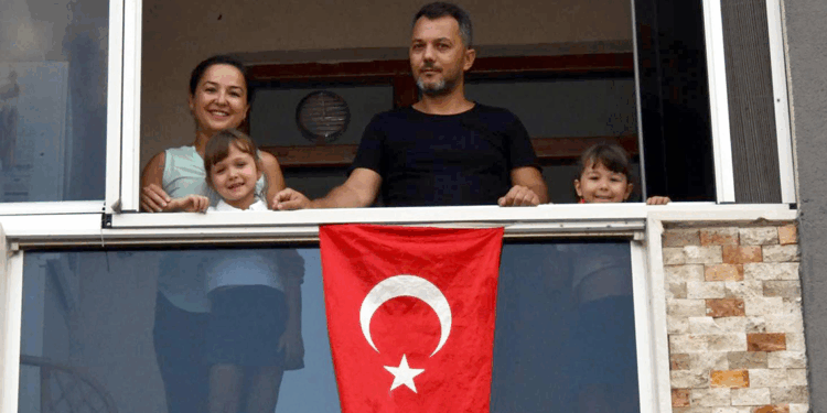 Çöpten çıkardıkları bayrağı temizleyip evlerinin balkonuna astılar