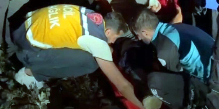 Dağlık arazide düşüp ayağı kırılan genç, için ekipler seferber oldu