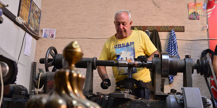 3'üncü kuşak alem ustası ata mesleğini 55 yıldır sürdürüyor