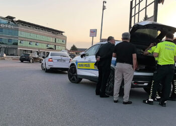 Çakarlı araçtan havaya ateş açan sürücü yakalandı