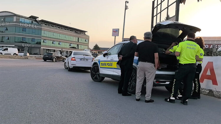 Çakarlı araçtan havaya ateş açan sürücü yakalandı