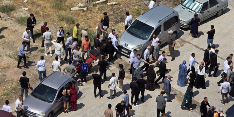 Ankara'da düğün salonu önünde kavga; polis aracına zarar verdiler