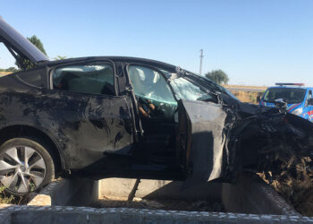 Düğünden dönen ailenin otomobili TIR'a çarptı