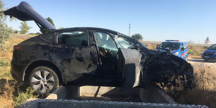 Düğünden dönen ailenin otomobili TIR'a çarptı