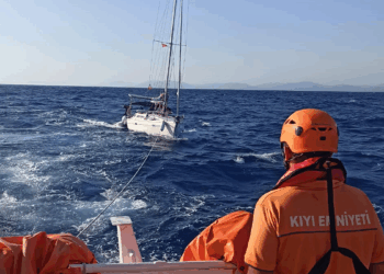 Datça ilçesi açıklarında sürüklenen tekne kurtarıldı