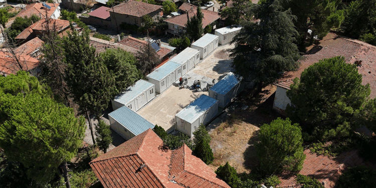 Depremin vurduğu Sındırgı'da ilk geçici barınma merkezi kuruldu