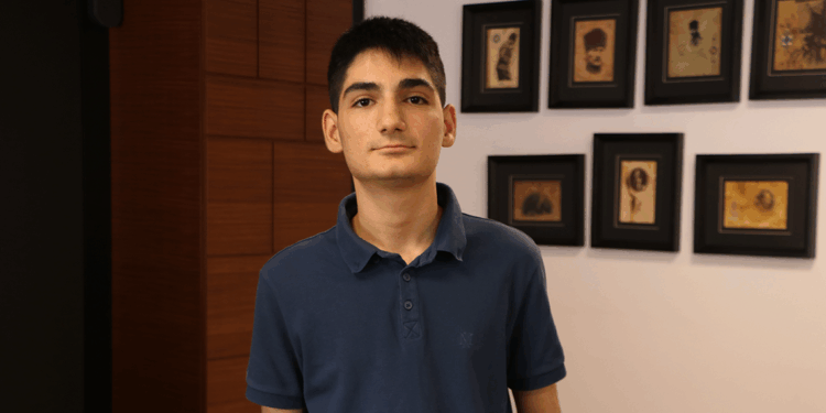 Depremzede Asil, yüzde 100 bursla liseye yerleşti