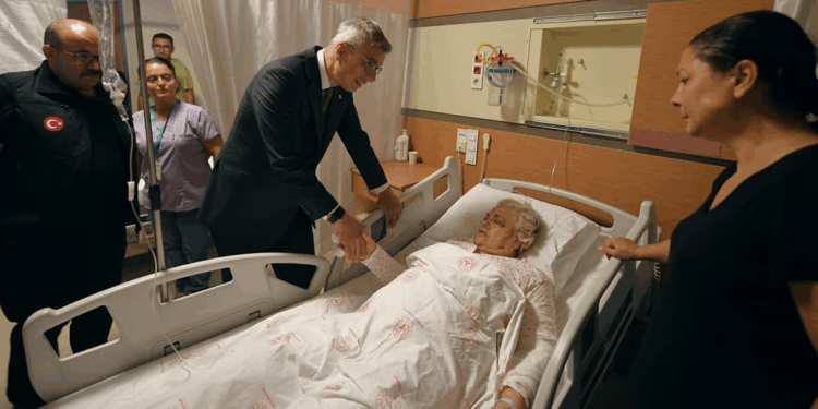 Depremzedeleri hastanede ziyaret eden Bakan Memişoğlu’ndan açıklama