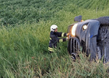Diyarbakır'da tur minibüsü devrildi; 1'i bebek 7 yaralı