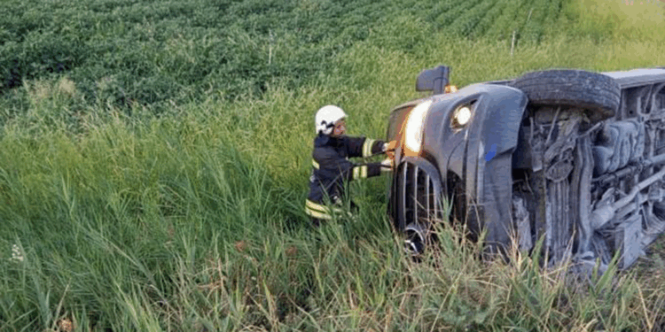 Diyarbakır'da tur minibüsü devrildi; 1'i bebek 7 yaralı