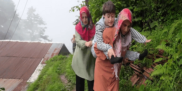 Down sendromlu Zümra’yı sırtında taşıyan annesi ve teyzesinden yol isteği