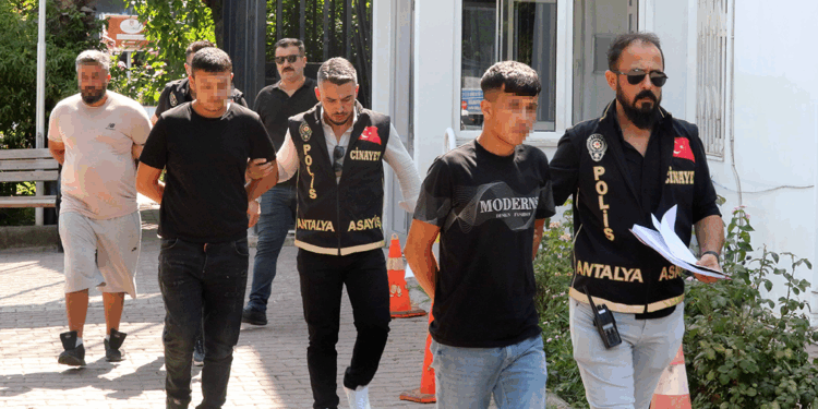 Düğünde karşılaştığı eşinin eski nişanlısını öldürdü