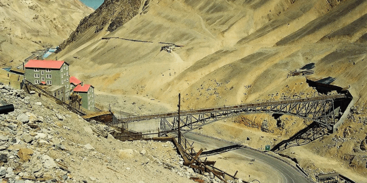 Dünyanın en büyük bakır madeninde göçük: 6 ölü