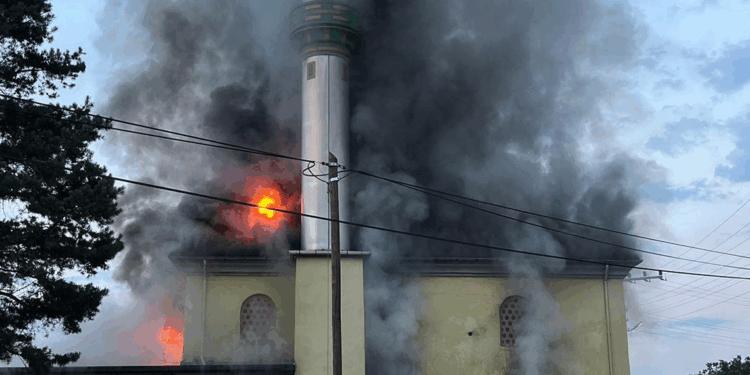 Düzce'de camide çıkan yangını itfaiye söndürdü