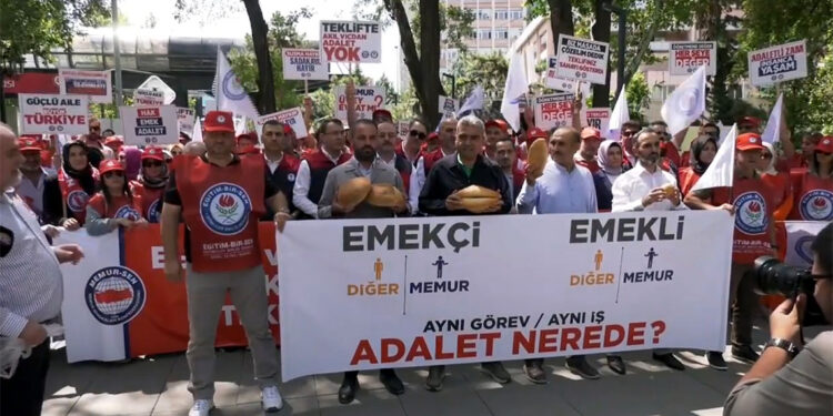 Milli Eğitim Bakanlığı önünde 'Yetersiz Teklife Hayır' eylemi