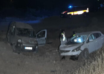 Elazığ'da hafif ticari araç ile otomobil çarpıştı