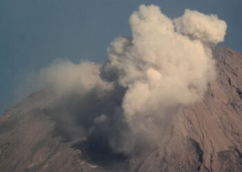 Semeru Yanardağı'nda iki patlama