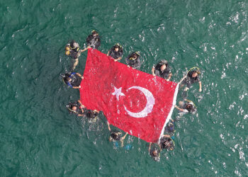 Engelli dalgıçlar su yüzüne çıkışta Türk bayrağı açtı