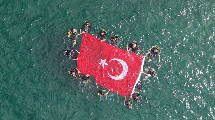 Engelli dalgıçlar su yüzüne çıkışta Türk bayrağı açtı