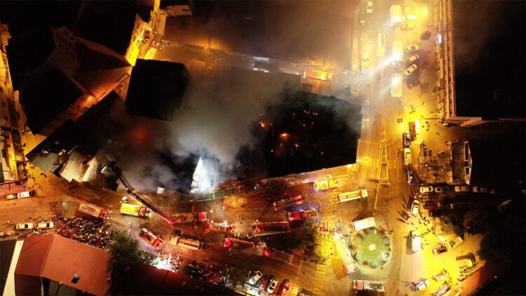 Restoranda başlayıp 4 bina ve otele sıçrayan yangın söndürüldü