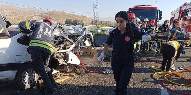Erzurum-Tortum kara yolunda şerit ihlali kazası; 4 ölü, 4 yaralı