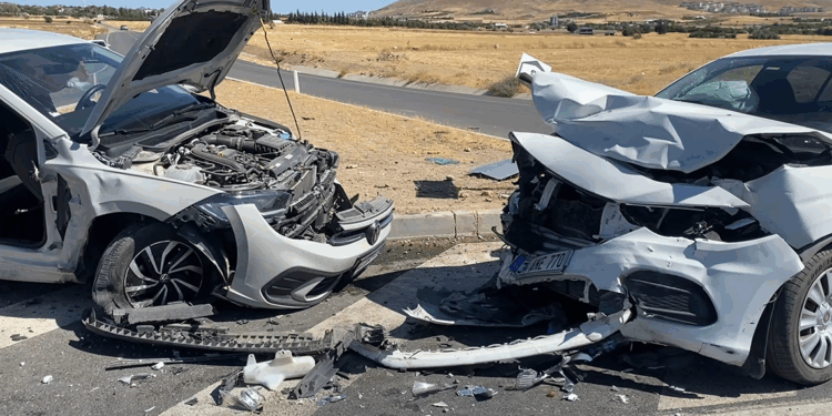 Elazığ'da otomobiller çarpıştı: 2'si ağır, 8 yaralı
