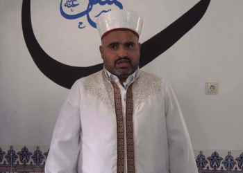 Engelli imam, gönüllülerle birlikte depremde yıkılan camiyi yeniden inşa etti