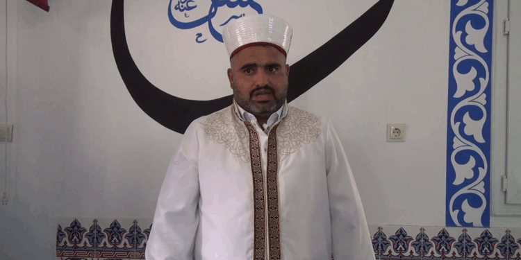 Engelli imam, gönüllülerle birlikte depremde yıkılan camiyi yeniden inşa etti