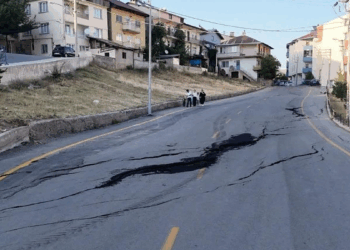 Erzurum'da heyelan: 7 apartmanda 70 daire tahliye edildi