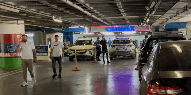 Esenyurt'ta AVM otoparkında silahlı saldırı