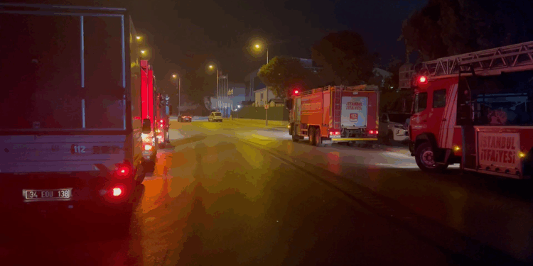Esenyurt'ta boş fabrikadaki yangın 6 saatte söndürüldü