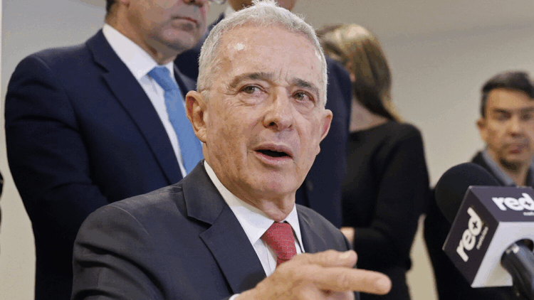 Eski Kolombiya Cumhurbaşkanı Uribe'ye verilen ev hapsi cezası kaldırıldı