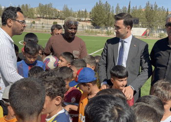 Eski Trabzonsporlu İbrahim Yattara Midyat’ta çocuklarla buluştu