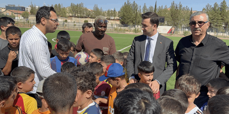 Eski Trabzonsporlu İbrahim Yattara Midyat’ta çocuklarla buluştu