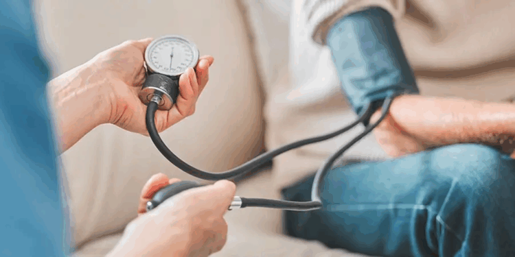 Eşlerden birinde yüksek tansiyon varsa, diğerinde de risk artıyor