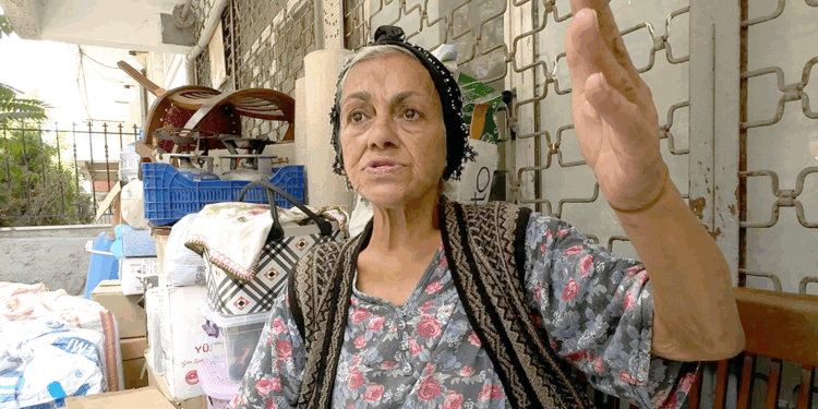 Ev sahibinin eşyalarını sokağa attığı kadın otele yerleştirildi