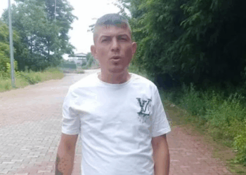 Evin balkonunda tartıştığı 2 kişiyi tabancayla öldürdü