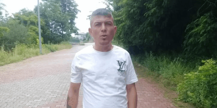 Evin balkonunda tartıştığı 2 kişiyi tabancayla öldürdü