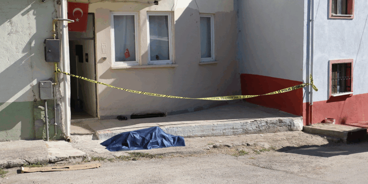 Evinin önünde ölü bulundu