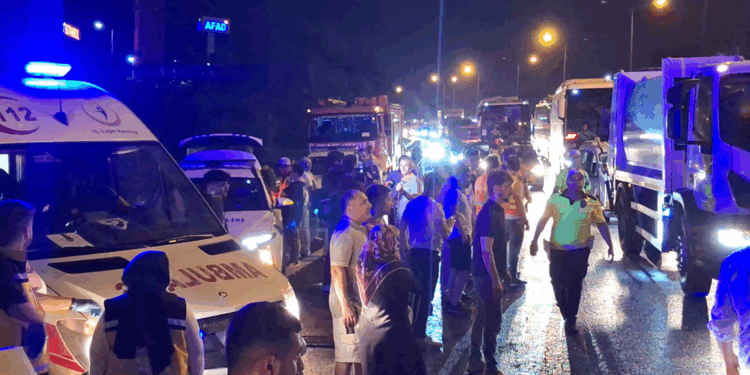 Eyüpsultan'da 16 aracın karıştığı zincirleme kaza: 6 yaralı