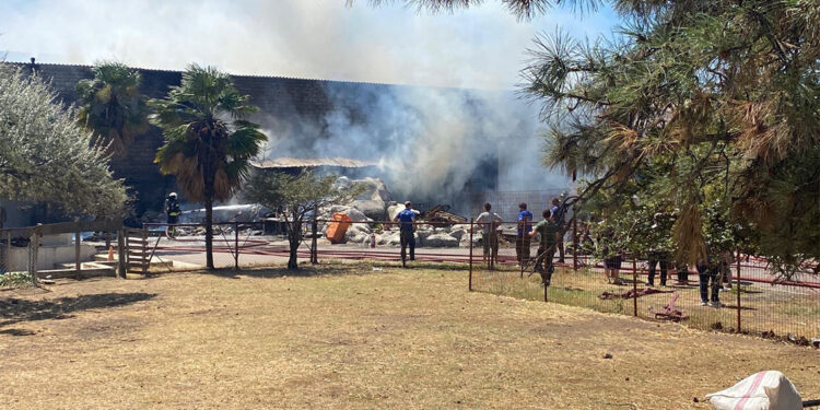 Fabrikada çıkan yangın bitişikteki 2 fabrikaya daha sıçradı