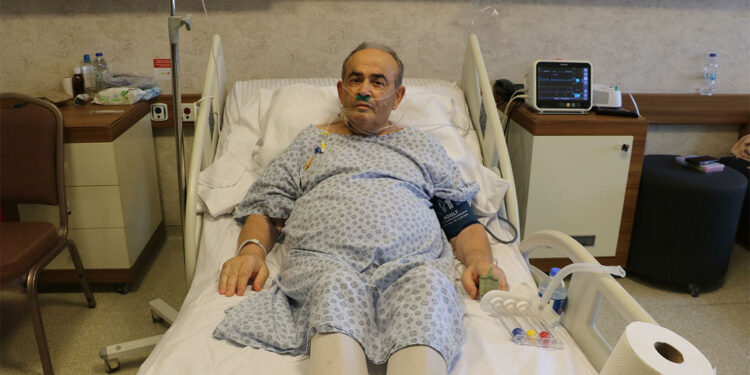 Fazla ilaç kullanımından bağırsağı delinen hasta ölümden döndü