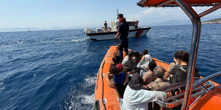 Fethiye'de mahsur kalan 24 kaçak göçmen Sahil Güvenlik ekipleri tarafından kurtarıldı