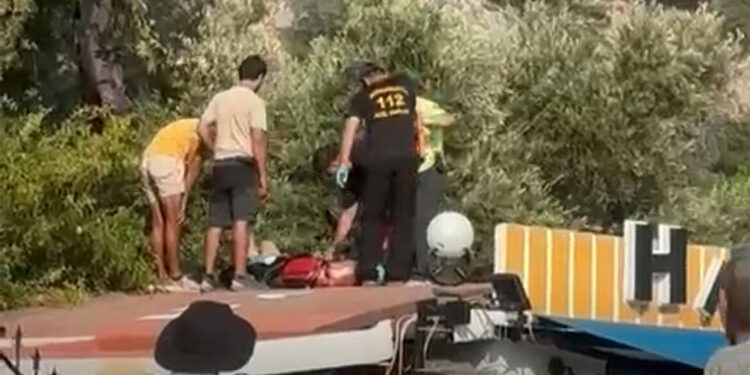 Fethiye'de yamaç paraşütü ağaca takılınca işletmenin çatısına indi: 1 yaralı