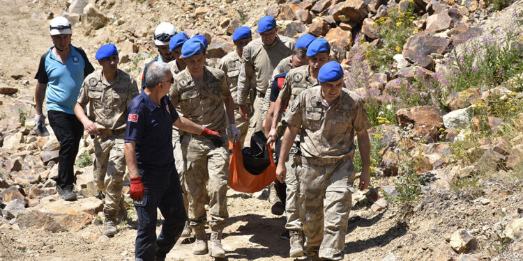 Minibüsün uçuruma yuvarlandığı kazada ölenlerin isimleri belli oldu