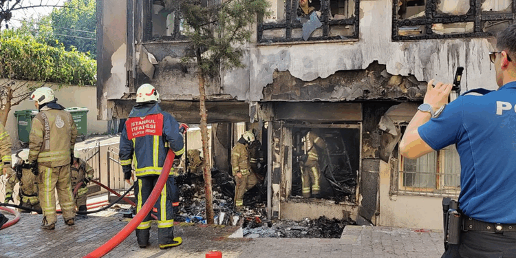 Fatih'te ecza deposunda yangın; patlama anları kamerada