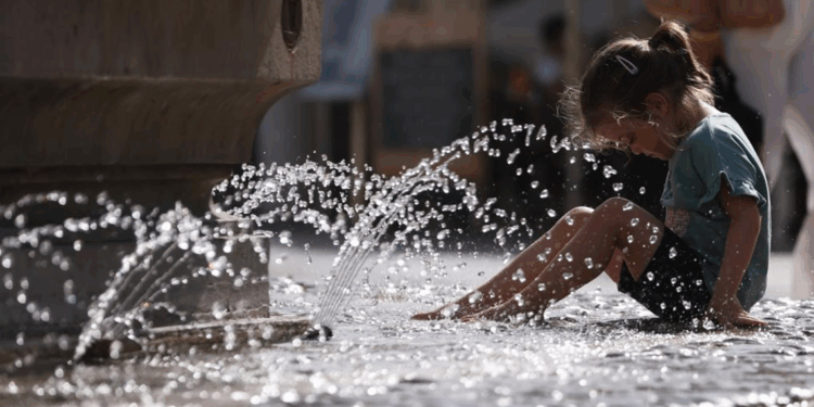 Fransa'da aşırı sıcaklar nedeniyle 14 vilayette kırmızı alarm verildi